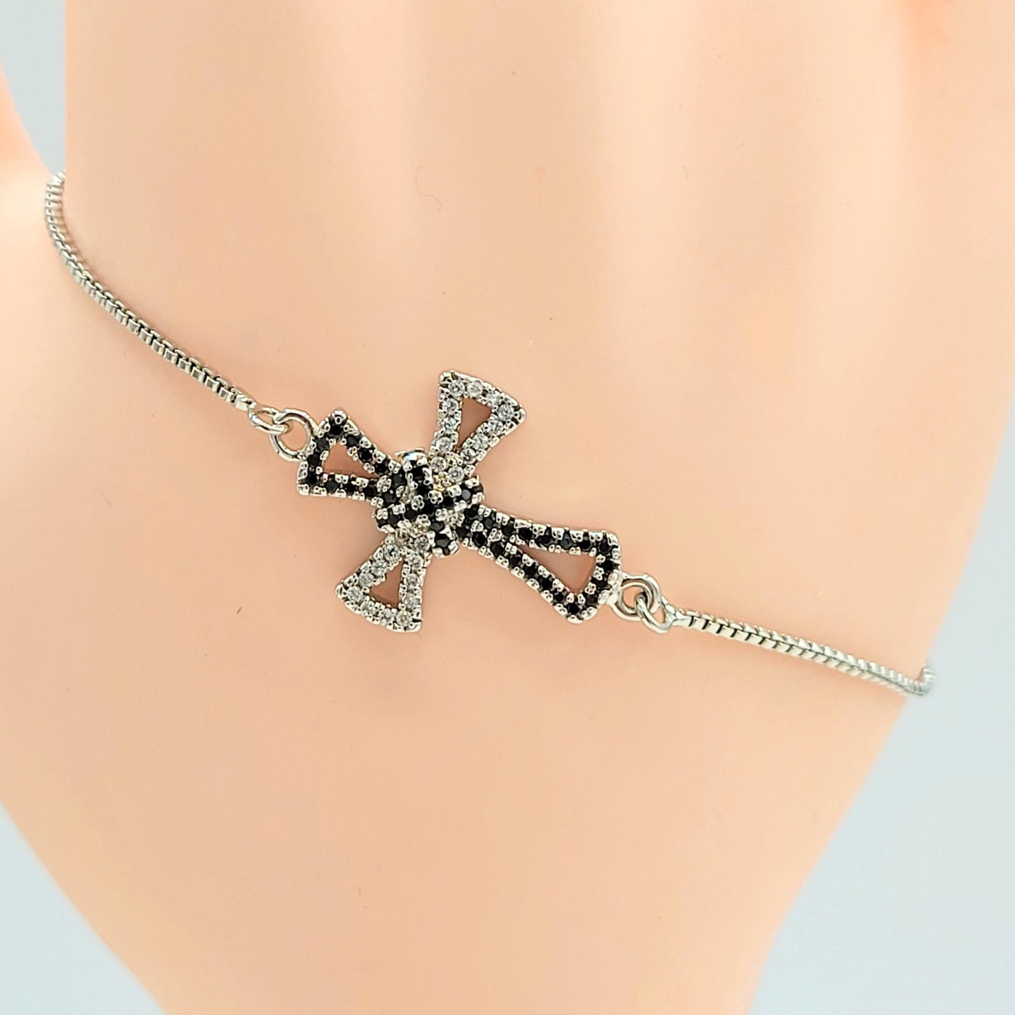 BA-94 Pulsera Ajustable Cruz con Piedras Blancas y Negras/Pulsera Ajustable Cruz con Piedra Blanca y Negro Platinada