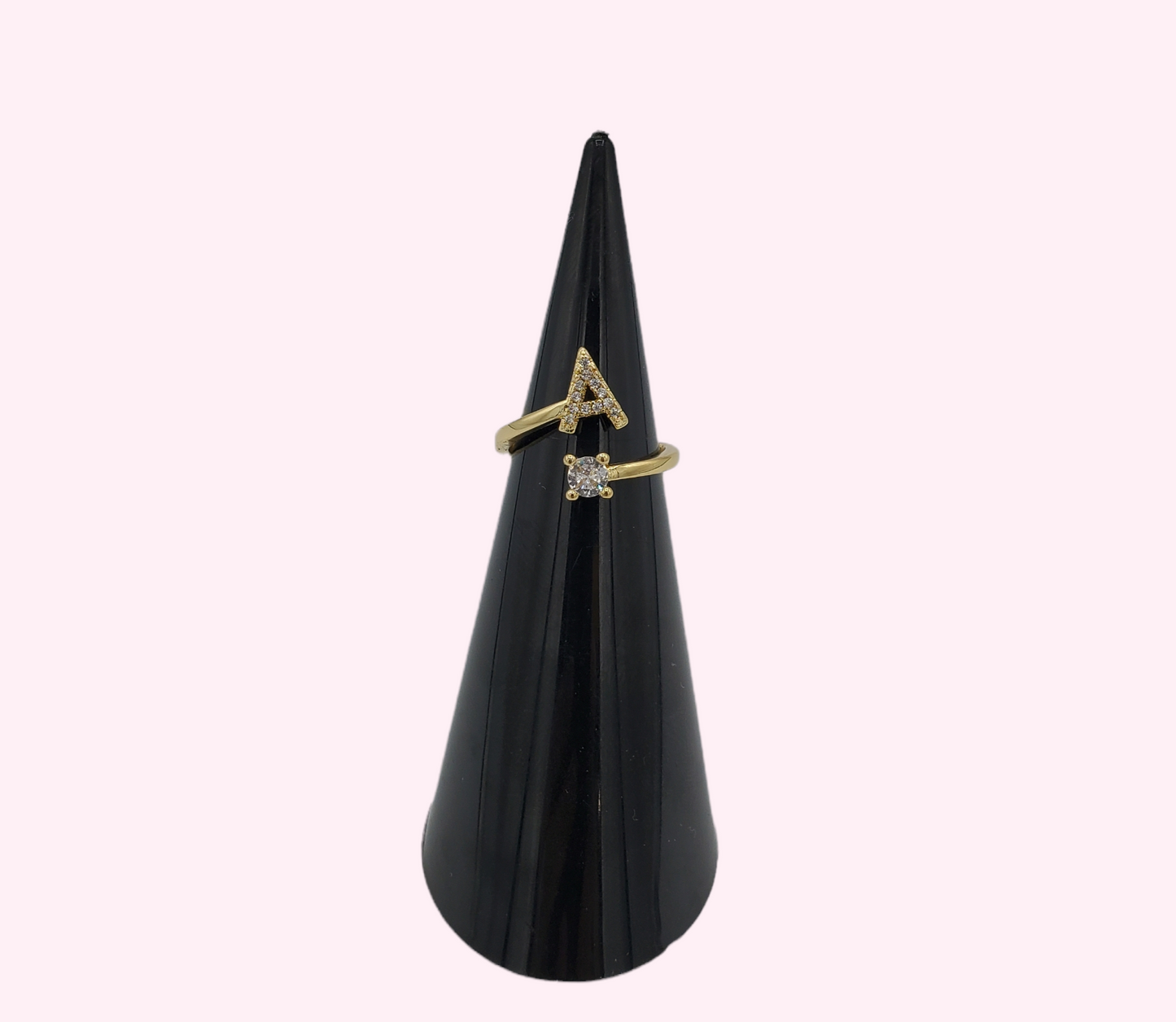 WR-348 Anillo Ajustable todo el abecedario color oro.escoje las letras que gusta en la seccion de abajo
