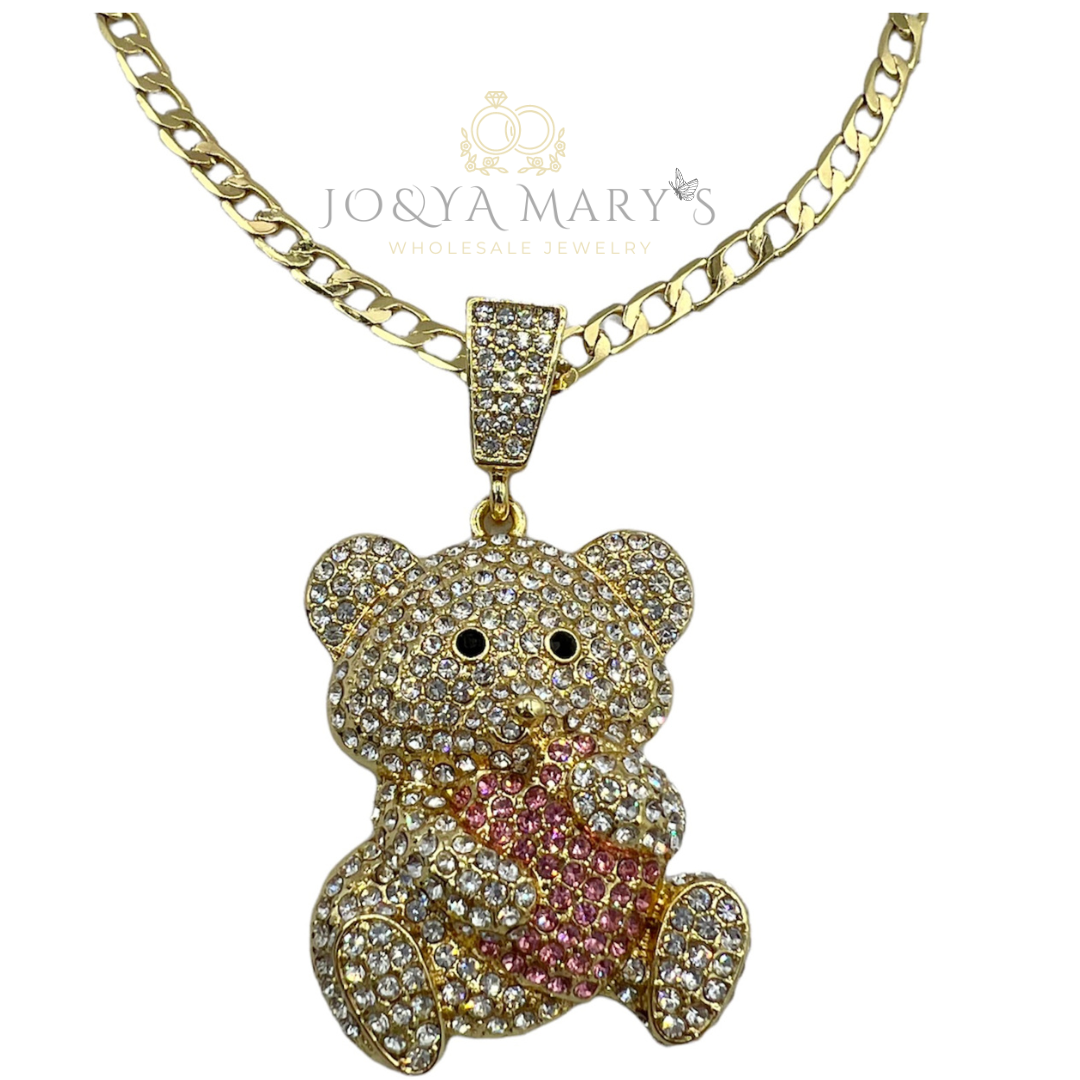 PN-0500 Osito Abrazando Un Corazón Rosa 2” Zirconia Blanca y Rosa
