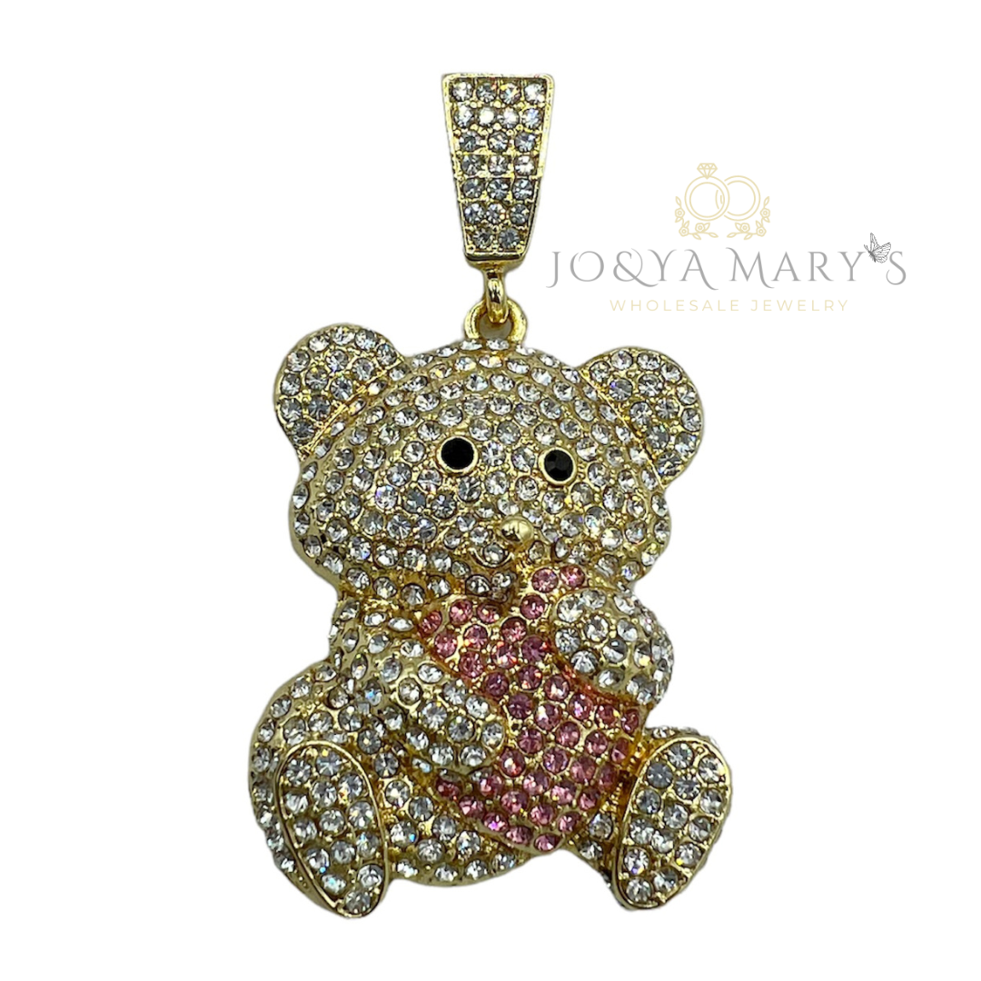 PN-0500 Osito Abrazando Un Corazón Rosa 2” Zirconia Blanca y Rosa