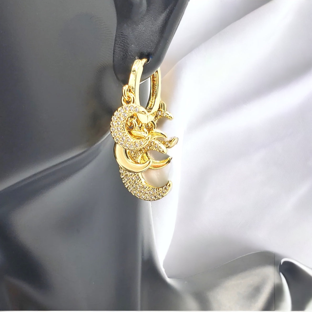 EER- 4 Elegant Aretes/Aretes Elegante 18k Luna Zirconia Blanca 1.25"