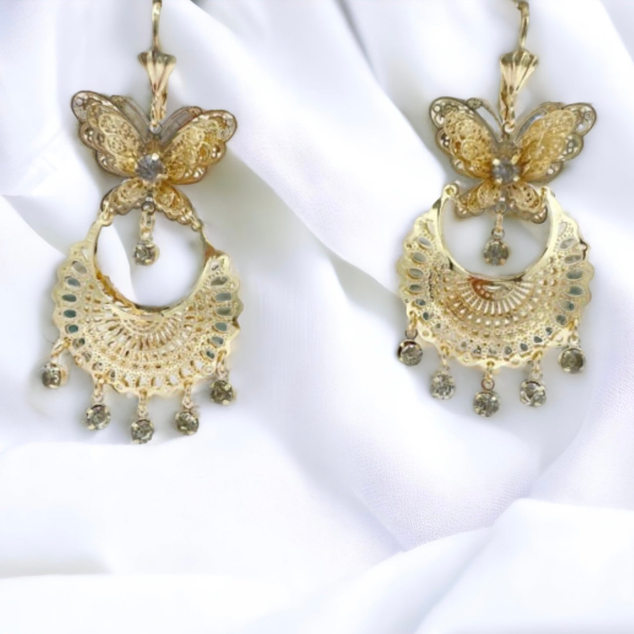 ER-0010 Aretes Largos con una Mariposa y Piedras Blancas Colgando