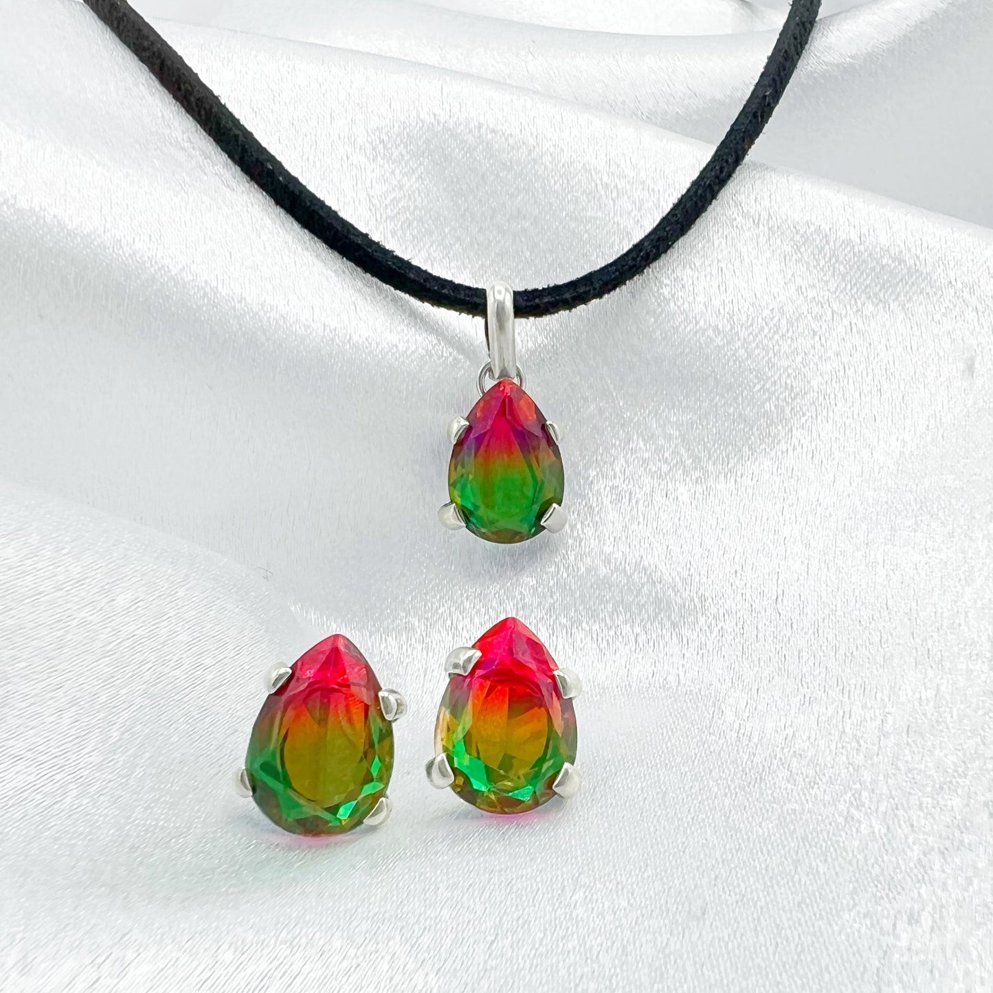 Multicolor: Red & Green Teardrop Set Pendant & Earrings